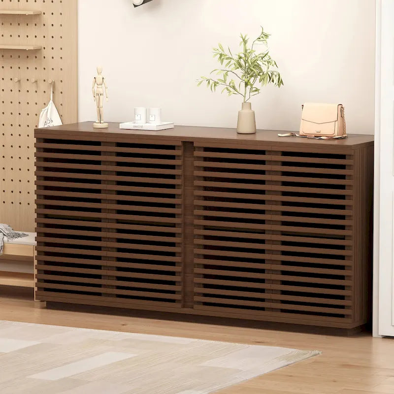Credenza a buffet con ante a doghe in legno