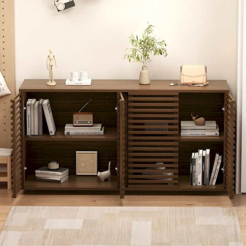 Credenza a buffet con ante a doghe in legno